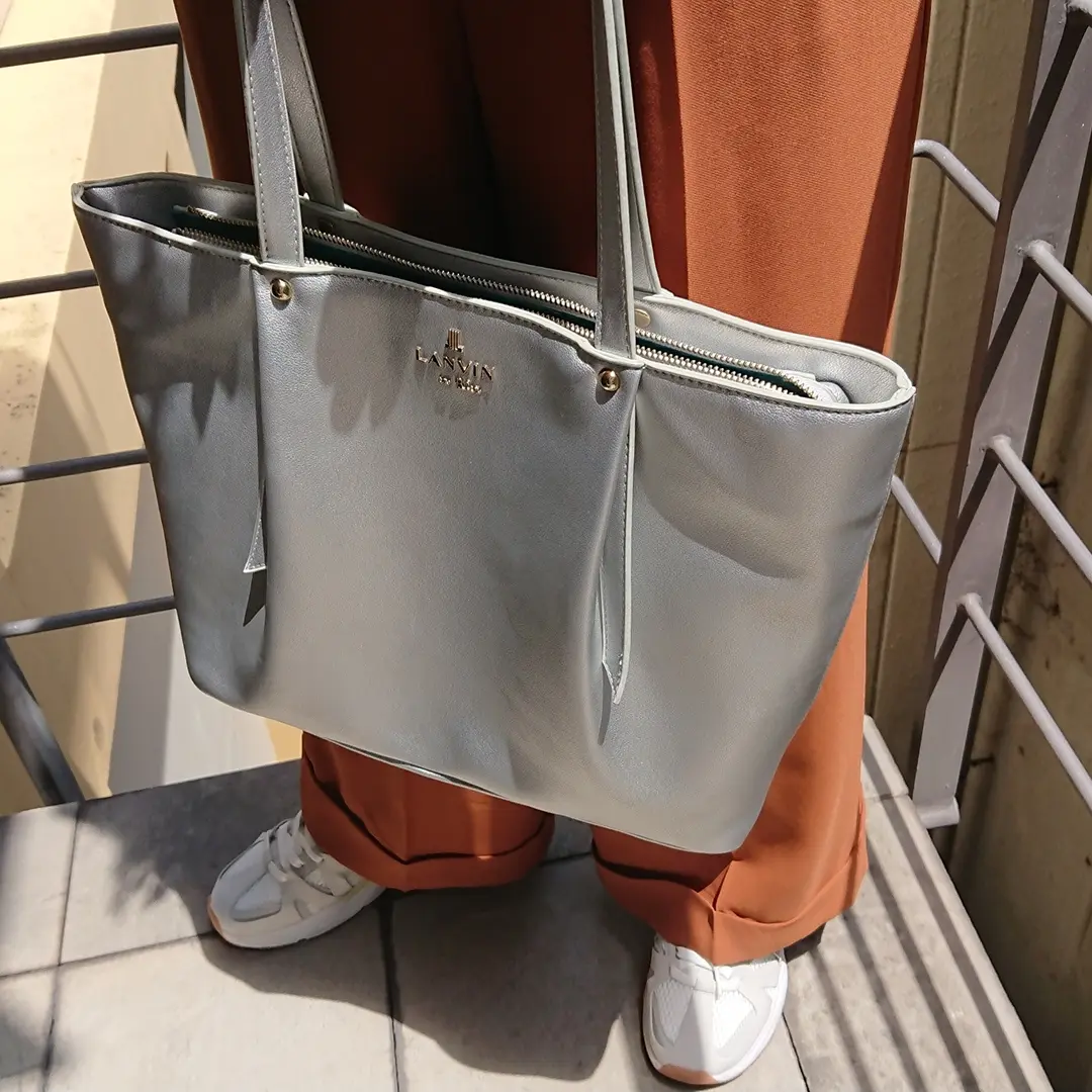 シルバーバッグ   白スニーカー