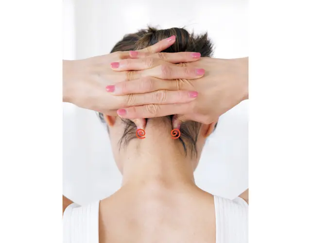 後頭筋をゆるめて、 首肩のコリを解消！