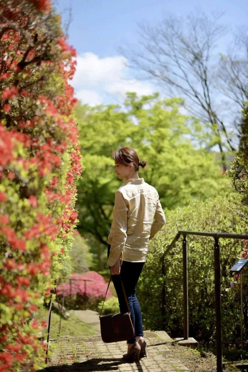 リネンシャツで箱根山のホテルツツジの庭園へ