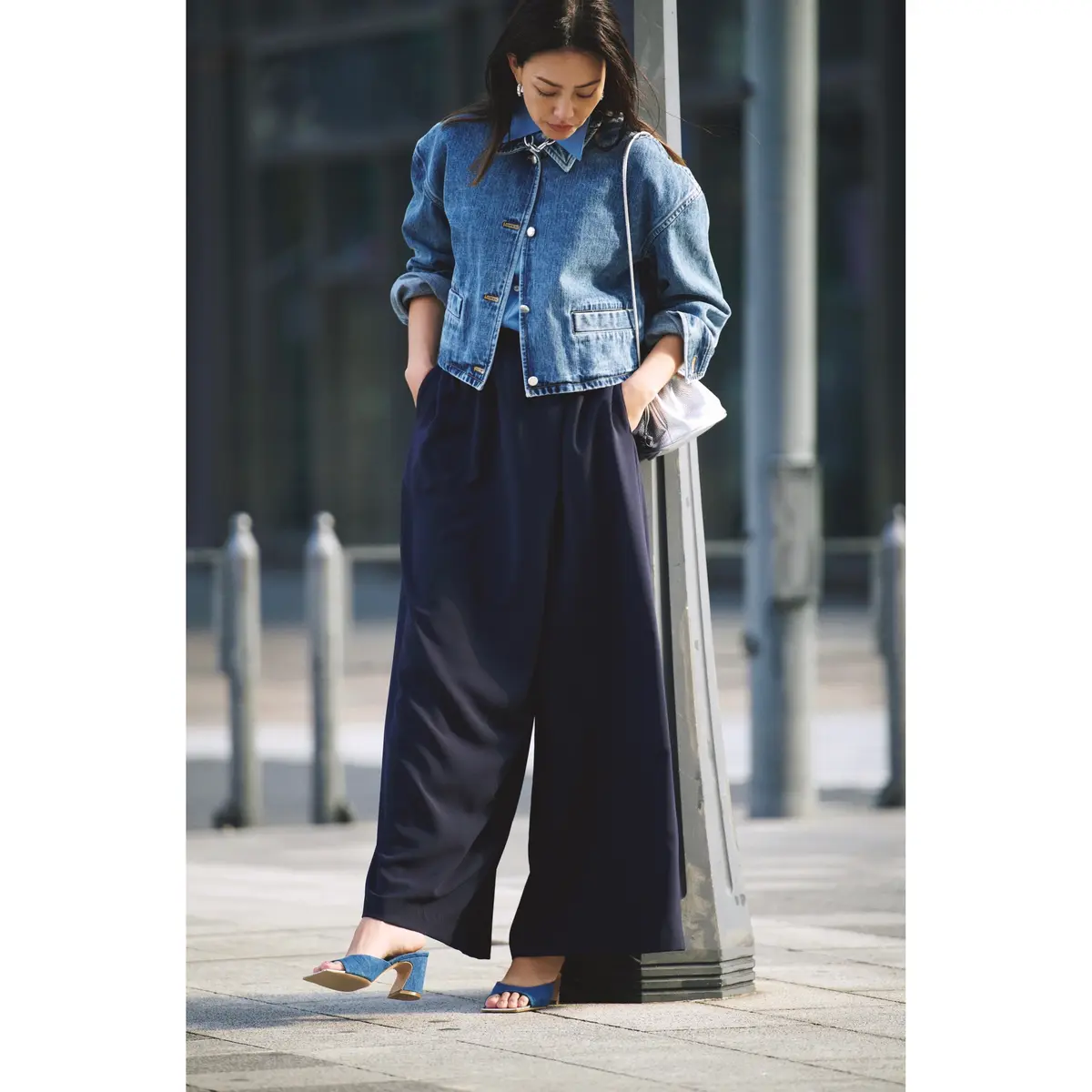 デニムジャケットにネイビーワイドパンツを合わせたコーディネート　モデル・RINA