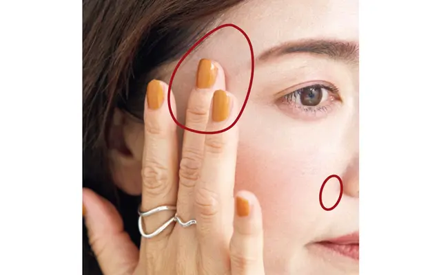 へこんだこめかみに指でハイライトを