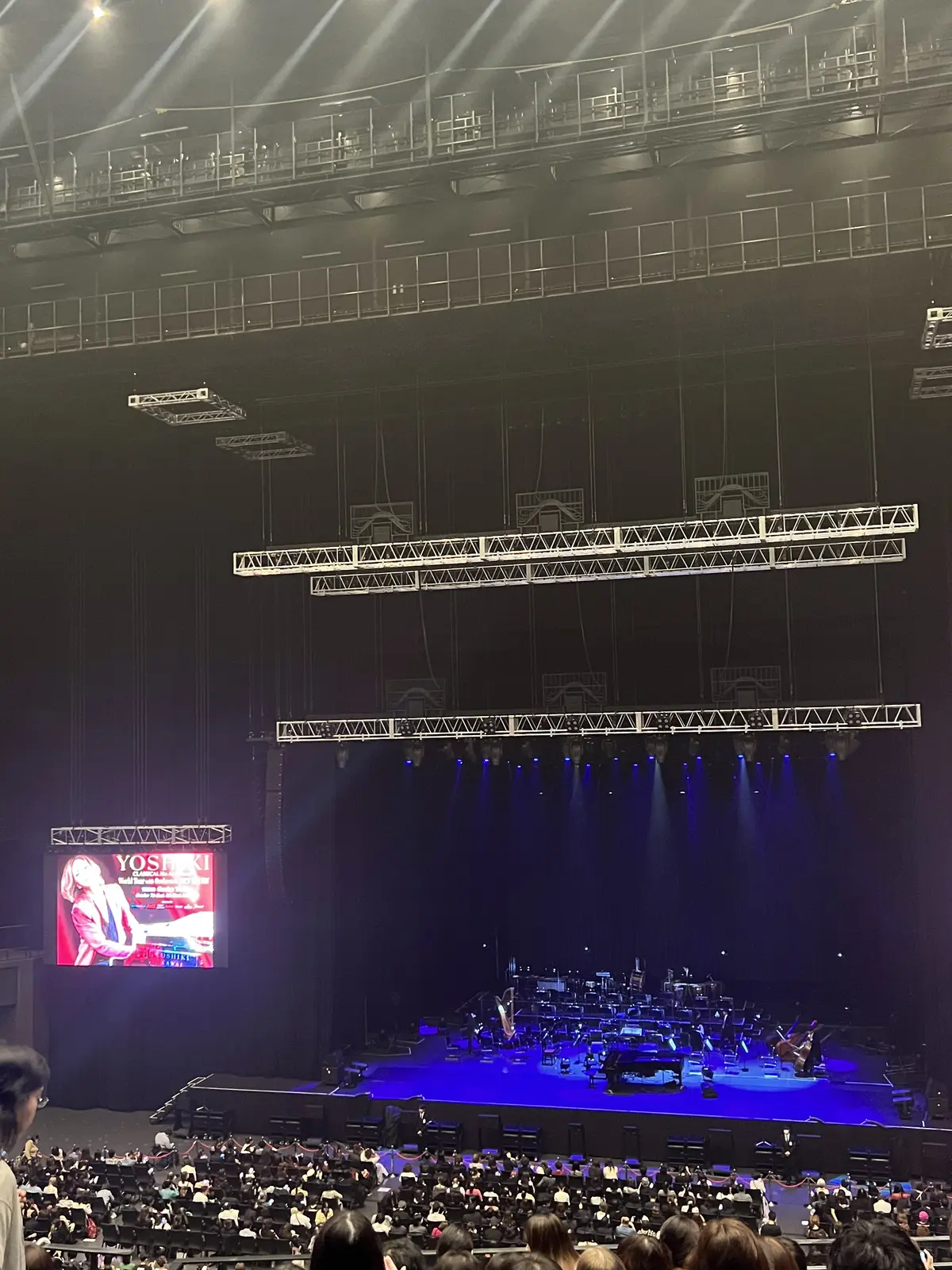 席は2階のバルコニー席でした！