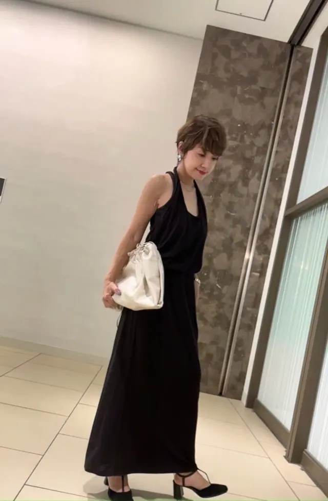 ブラックのドレスでお出かけスタイル。の画像_1