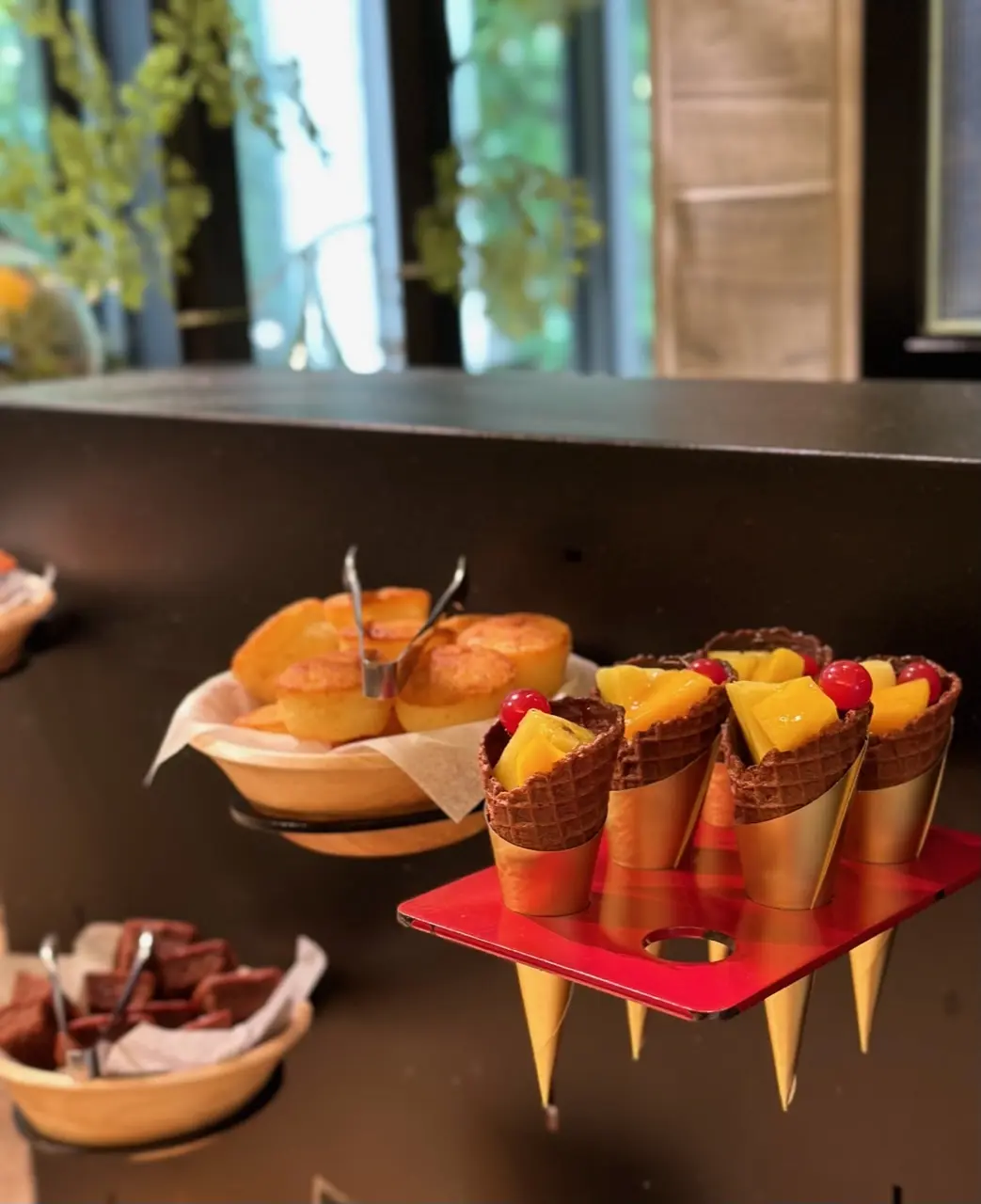 夏のブラックコーデでトロピカルなホテルブの画像_15