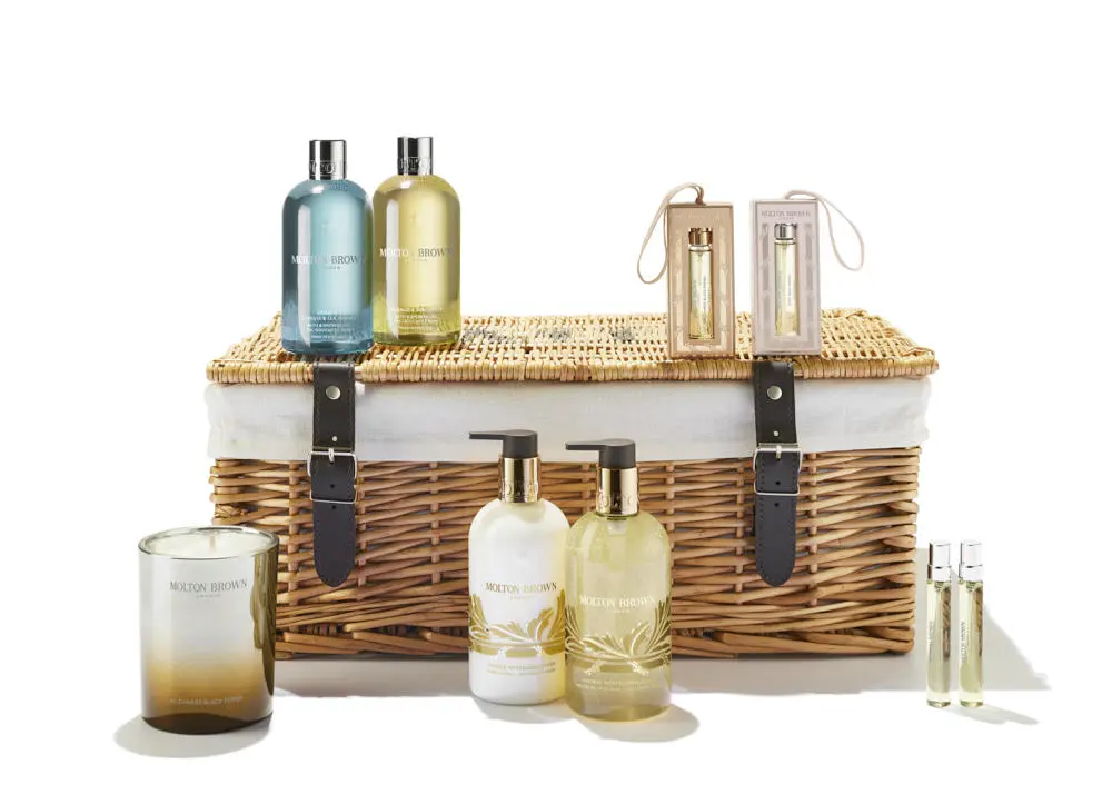2025　クリスマスコフレ　モルトンブラウン クリスマス ハンパー 48,400円(税抜:44,000円) 〈セット内容〉 デリシャス ルバーブ＆ローズ オードパルファン 7.5mL サイプレス＆シーフェンネル オードパルファン 7.5ml ブラックペッパー オードパルファン フェスティブボーブル 7.5mL ピンクペッパー オードパルファン フェスティブボーブル 7.5mL サイプレス＆シーフェンネル バス＆シャワージェル 300mL オレンジ＆ベルガモット バス＆シャワージェル 300mL フェスティブヴィンテージ エルダーフラワー ハンドウォッシュ 300mL フェスティブヴィンテージ エルダーフラワー ハンドローション 300mL ブラックペッパー キャンドル 限定デザイン 190g