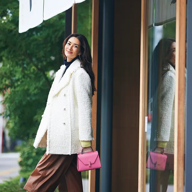 白のツイードジャケットで 東京ステイを明るくハッピーに