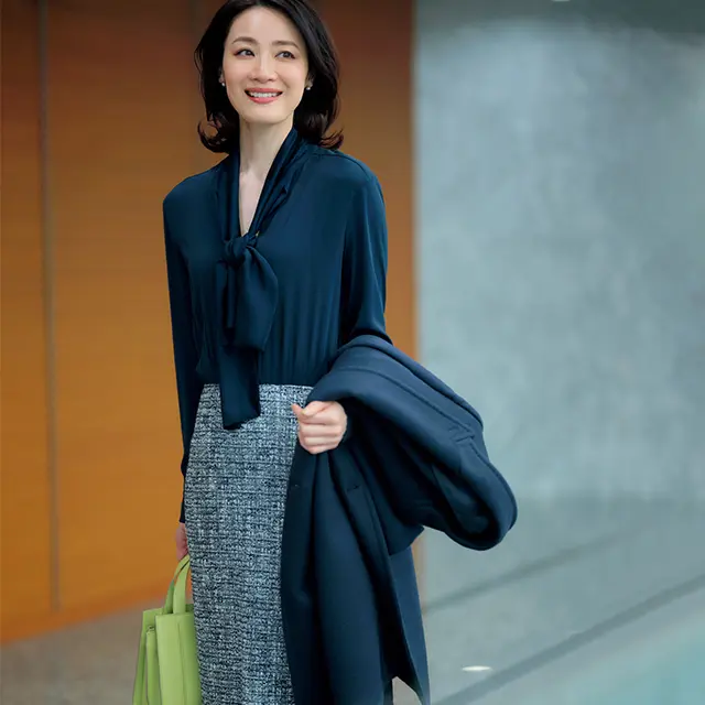 とろみブラウスと表情豊かなツイードで着映えを約束