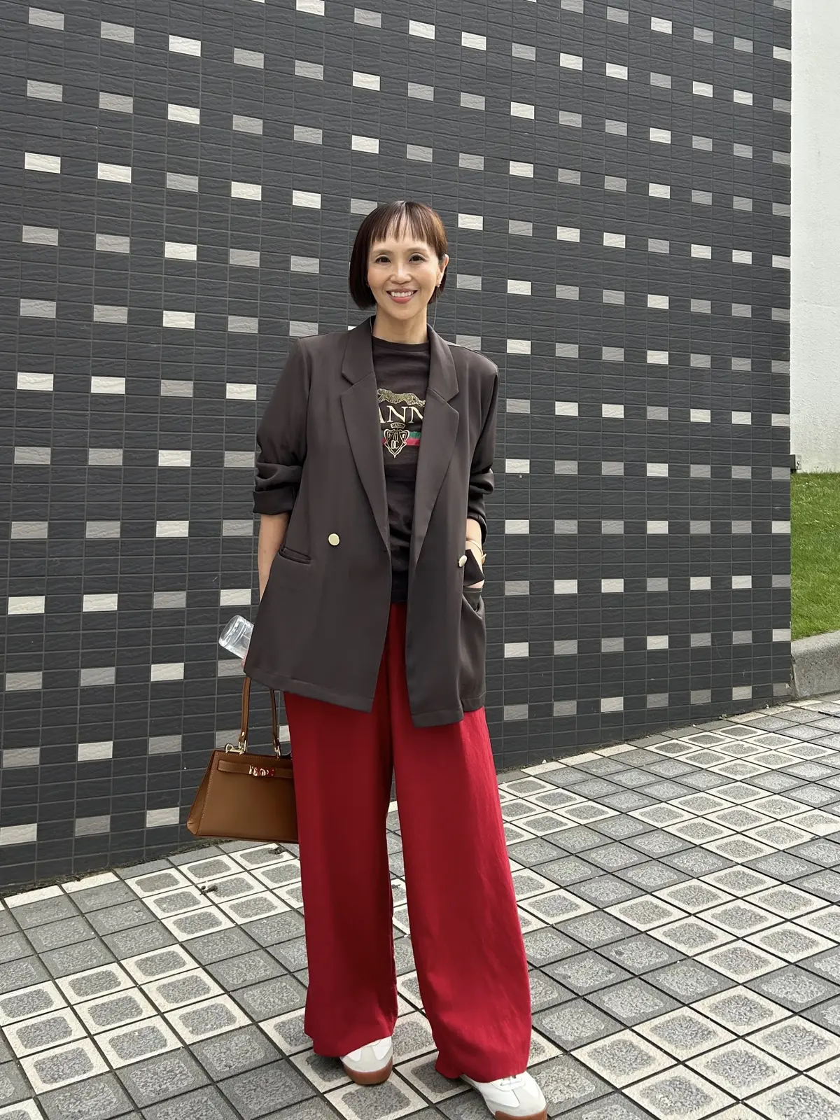 秋コーデ　ジャケットコーデ　スニーカーコーデ　パンツコーデ　アラフィフコーデ　ミニボブ　ショートボブ　DeuxiemeClasseTシャツ　赤パンツ　