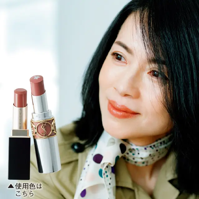 SUQQUのバイブラント リッチ リップスティック01を使用した松本千登世さん