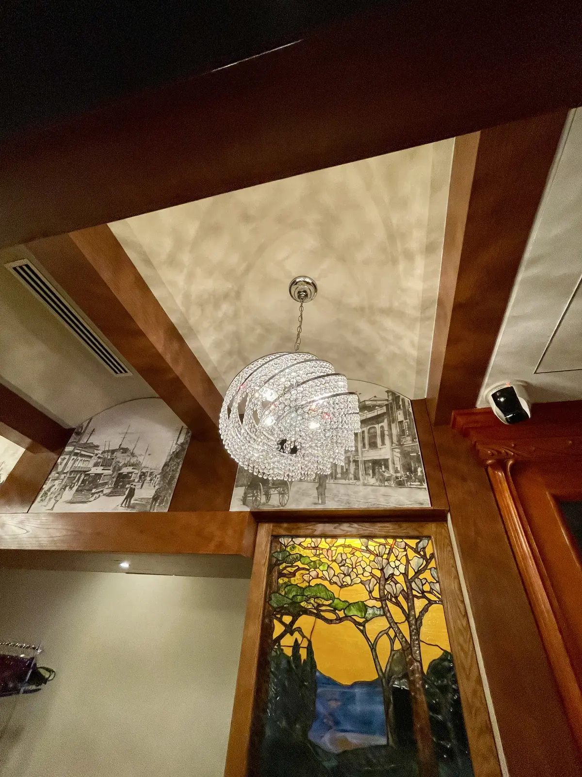巴里夕顔、銀座、フレンチ、フランス料理、のアール・ヌーヴォー、内装、芸術品、美術品、入り口、ステンドグラス、和モダン、風景画、シャンデリア、壁画