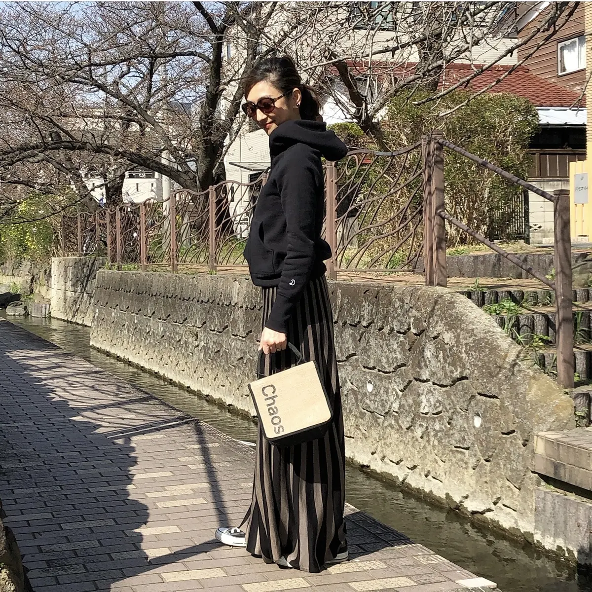 黒パーカ&小花柄で、カジュアル華やぎコーの画像_4