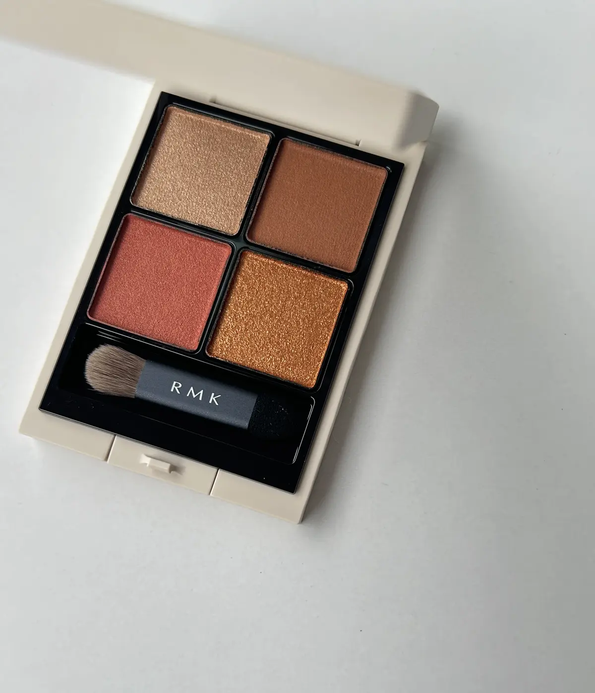 2024年春の新色シャドウ／②RMK／シンクロマティック アイシャドウパレット EX-06¥6,380(1月12日〜限定発売)