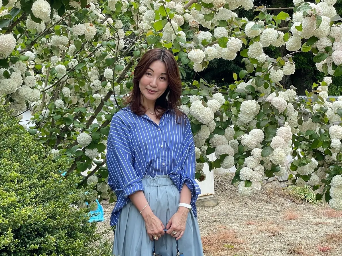 モッコウバラと女性