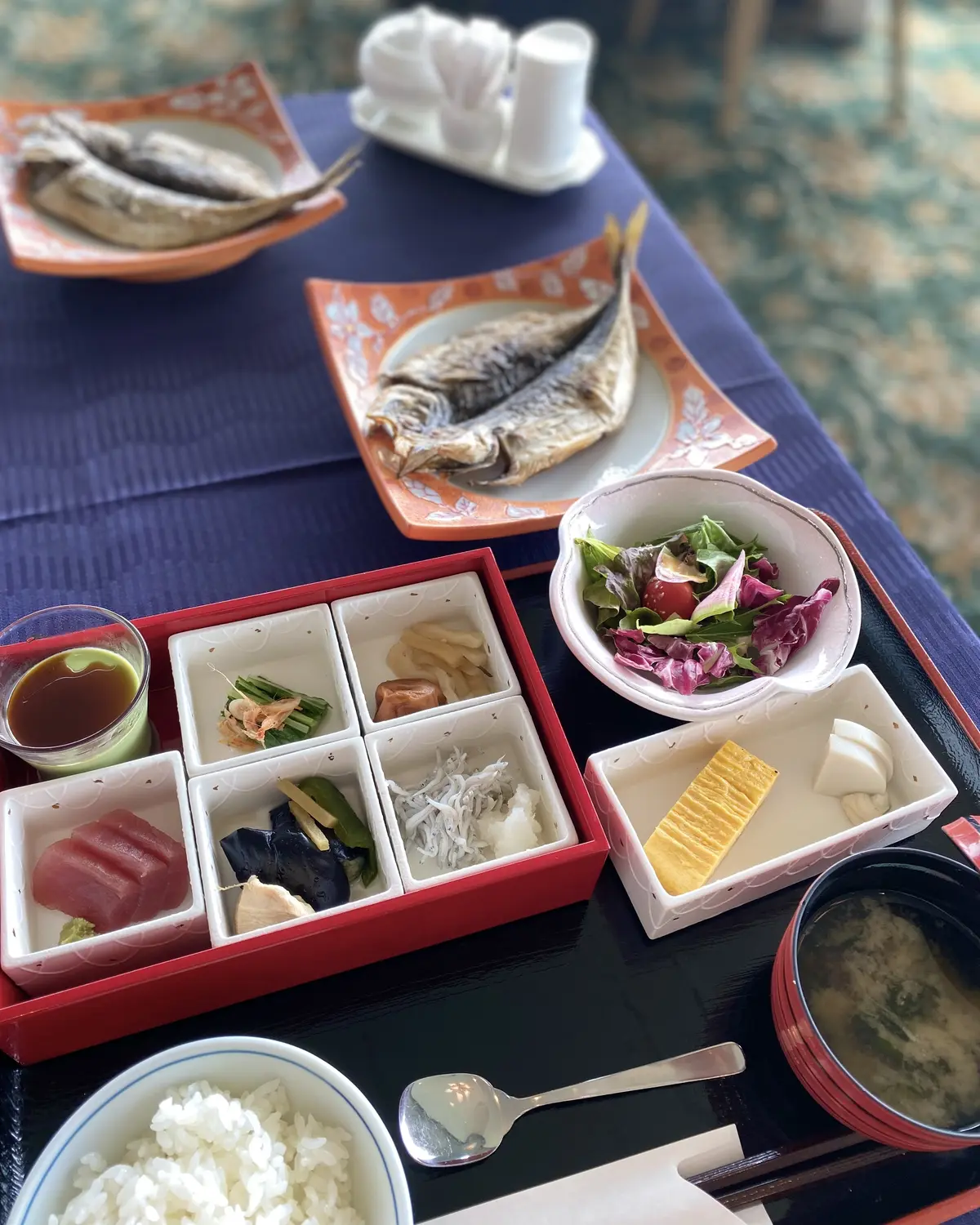 朝食はその土地の食材を使った和食