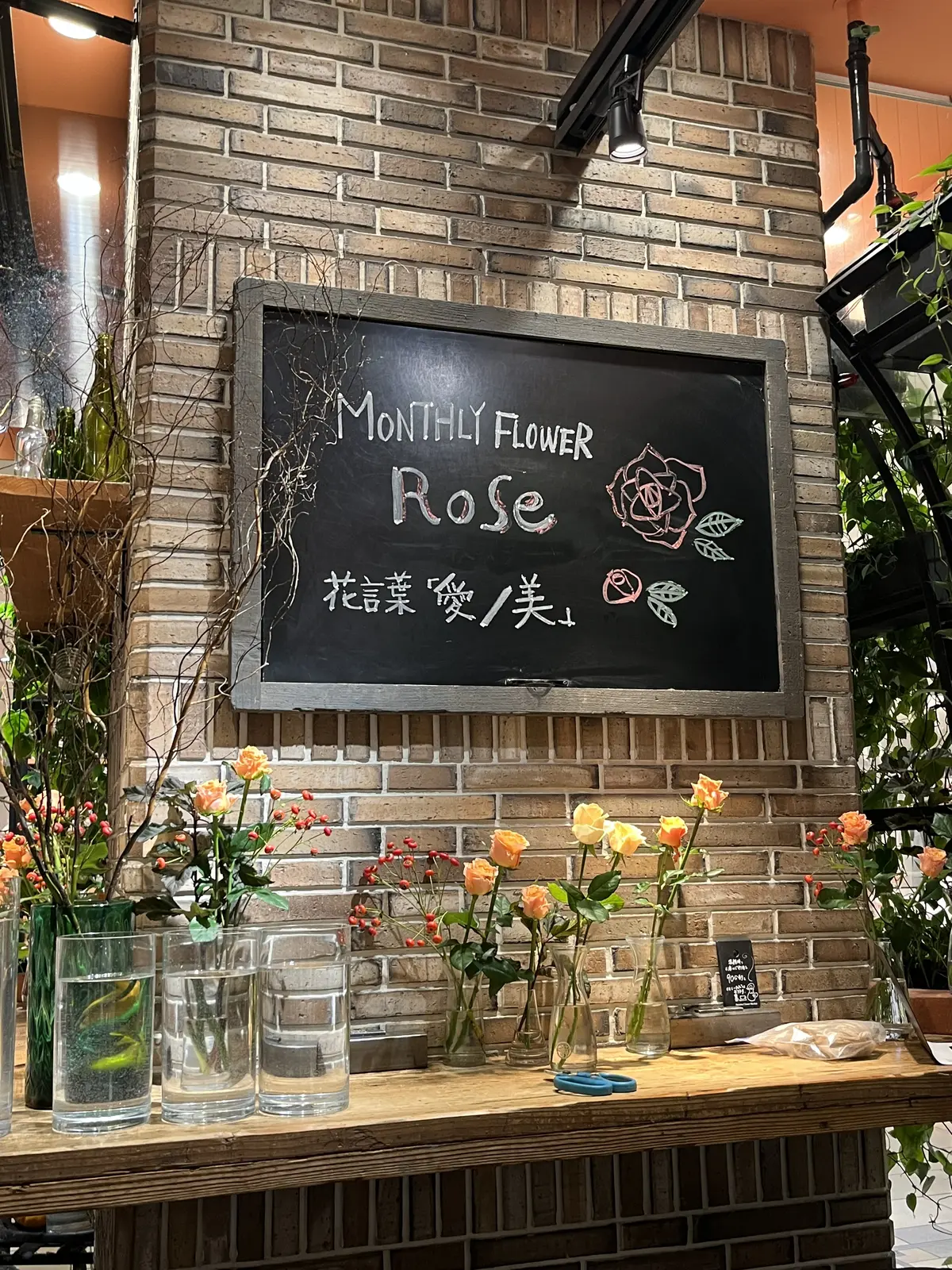 バラのブーケとアフタヌーンティーの画像_1