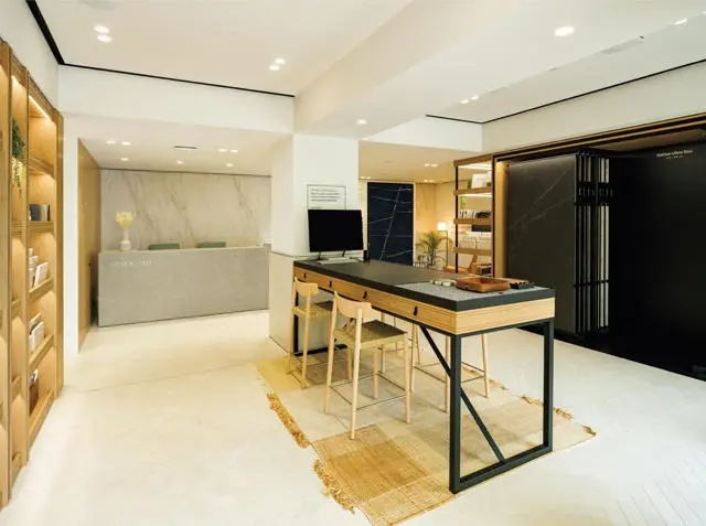 昨今、キッチン天板で人気の、デクトンとサイルストーンを同時に見比べられる貴重なショールーム。大判サンプルでのチェックも