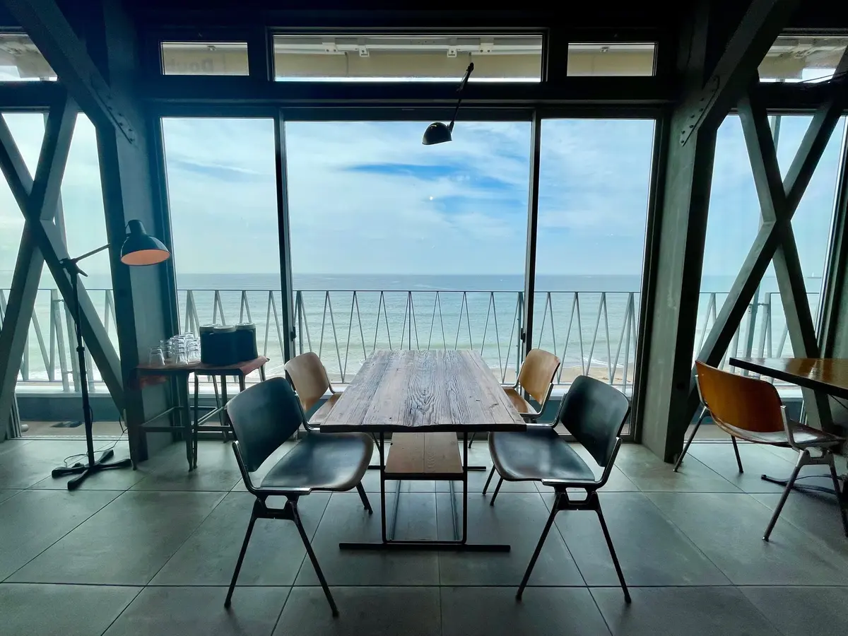 ダブルドアーズネイビーのテーブル席