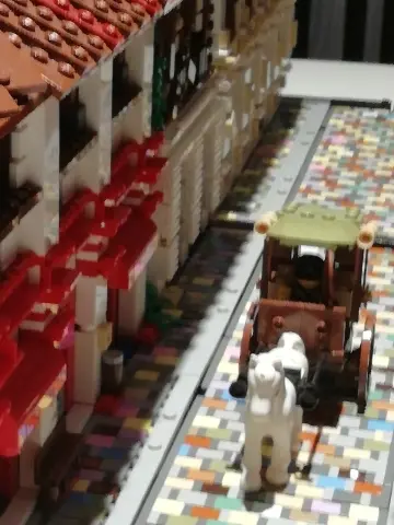 タイルの上を走る馬車も可愛く