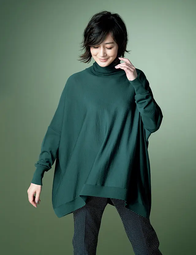 艶（つや）やかなフォレストグリーンにゆったりと包まれるニットの幸せ