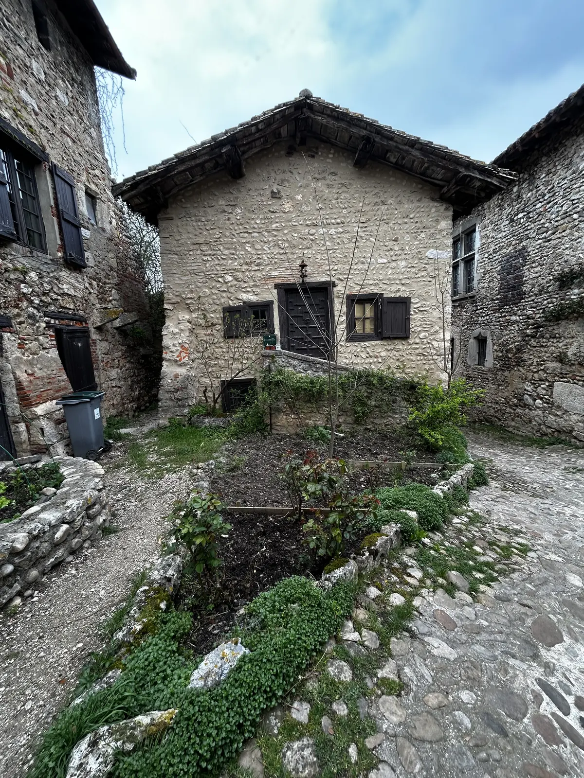 フランスの最も美しい村　　Pérouges (ペルージュ) 