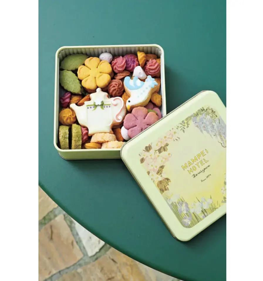 新登場の「万平ホテルフラワークッキー缶」はおみやげに最適。11月末までの期間限定販売。￥5,800