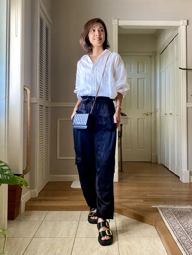 サテンカーゴパンツで大人のカジュアルの画像_1