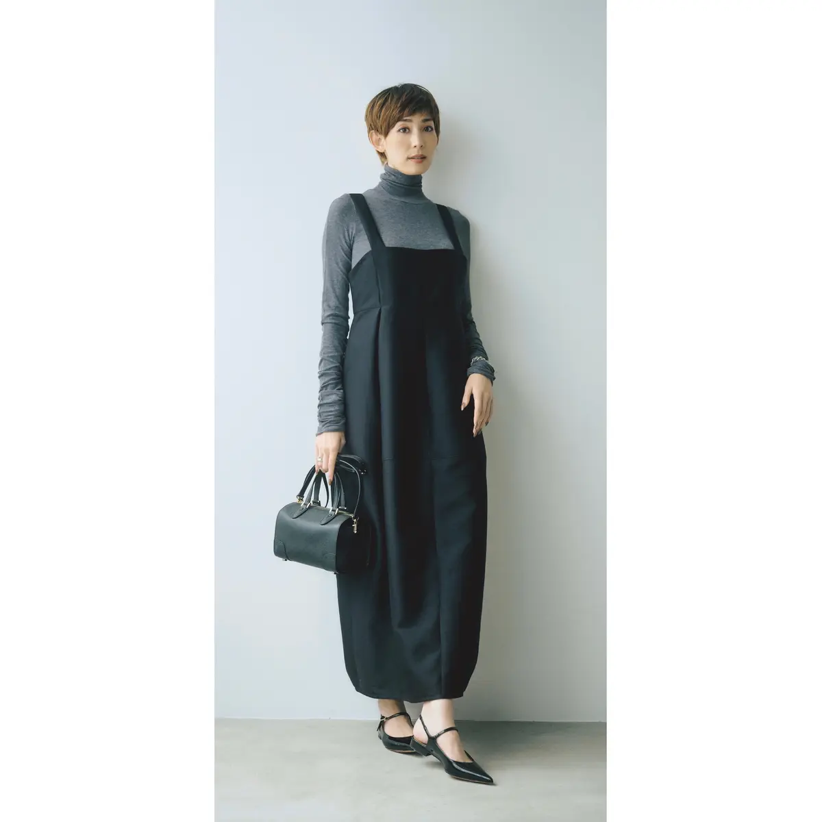 グレータートルニットと黒キャミワンピのコーデ　モデル・LIZA