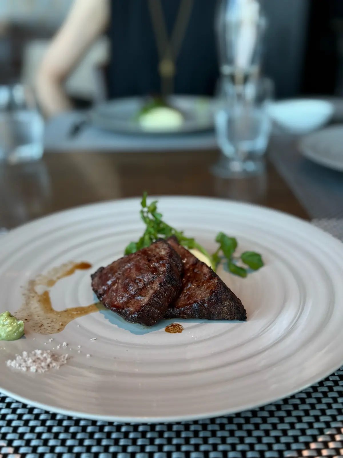 Prime42 steakhouse & sky bar料理、炭火焼きステーキ