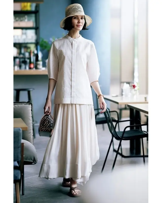 柔和なワントーンコーデはモダンなフォルムを効かせて小粋に仕上げて