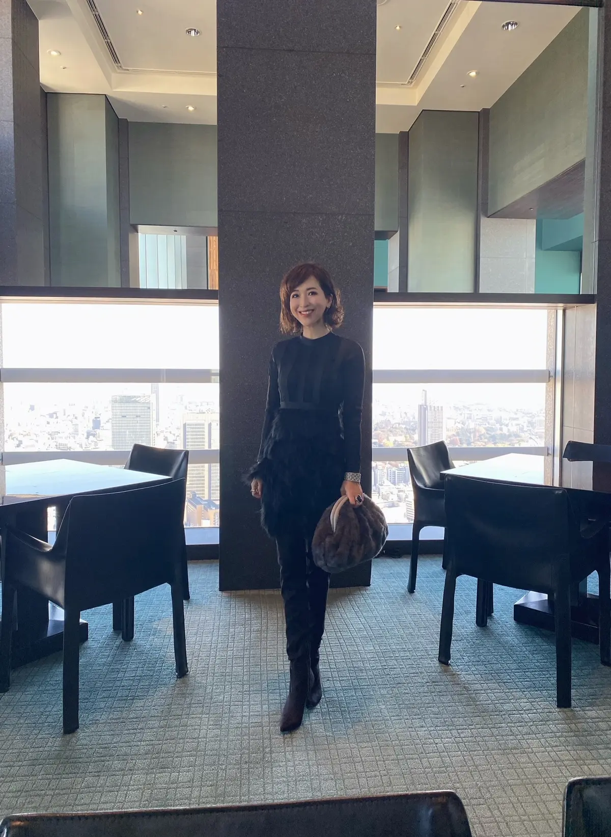 ブラックコーデで「パークハイアット東京」の画像_10