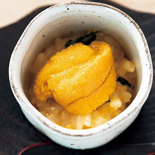 ウニは小鉢で提供。酢めしと 混ぜ合わせていただくスタイル。