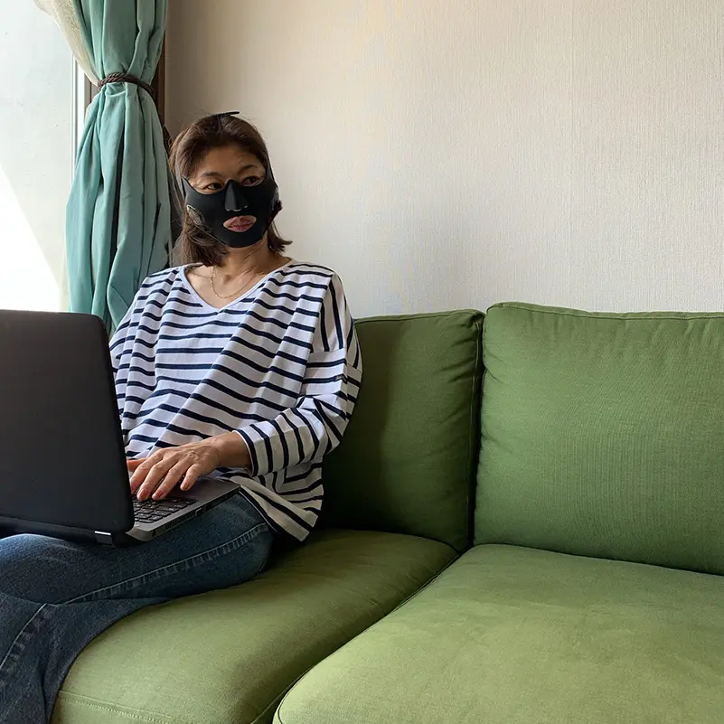 YA-MANのメディリフトで顔のエクササイズ