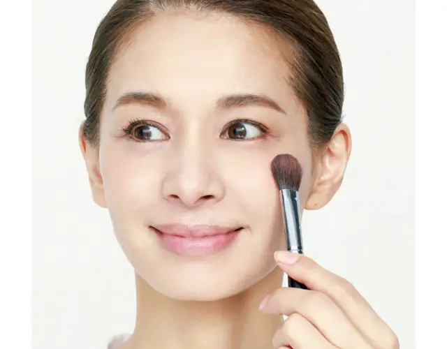 高めチークで頰の位置を上に補整