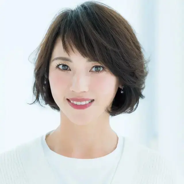 中央の短いWバングで小顔ボブ