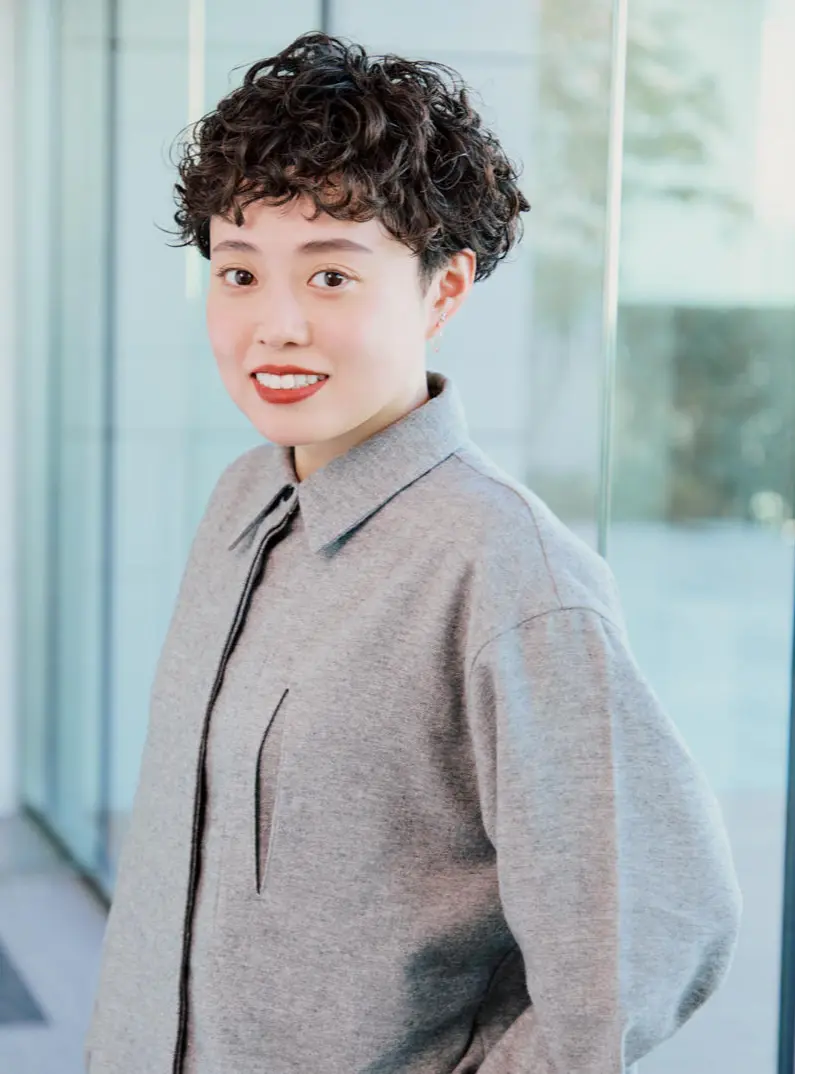 Webエクラ 前から見たショートヘアスタイル