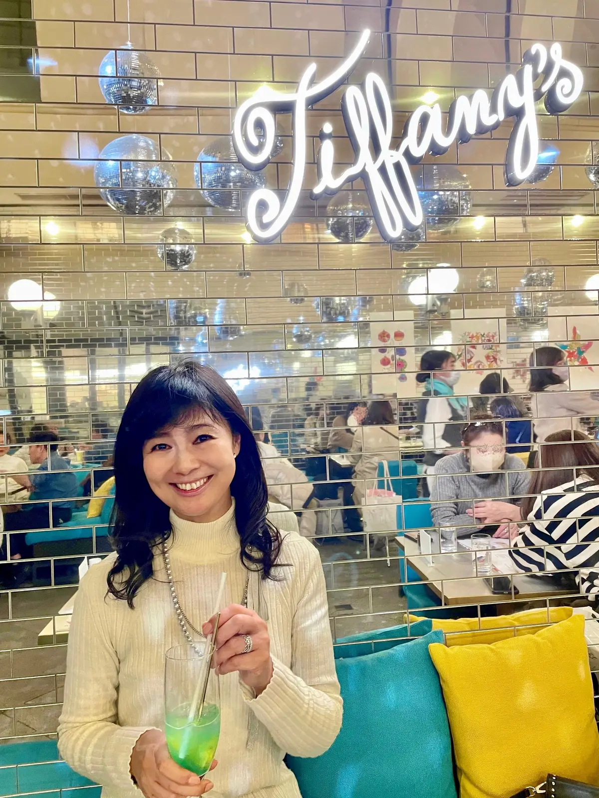 Tiffany Café & Pop-up Store @ ANNIVERSAIRE 表参道。ティファニーカフェ。アニヴェルセルカフェ 表参道。表参道。店内。鏡張り。内装。ソファー席。ティファニーロゴ。白。ニット。白ニット。pool studio alivier。プール スタジオ オリヴィエ。グレーパール。デザインネックレス。ネックレス。ICB。スイーツ。ティファニーブルー。ジュース。