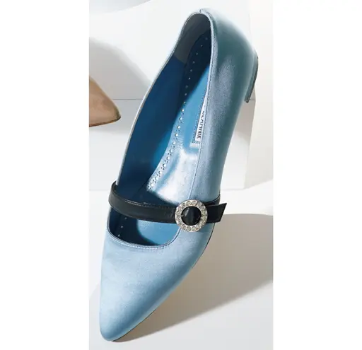 靴￥151,800／ドゥロワー 青山店（マノロ ブラニク）