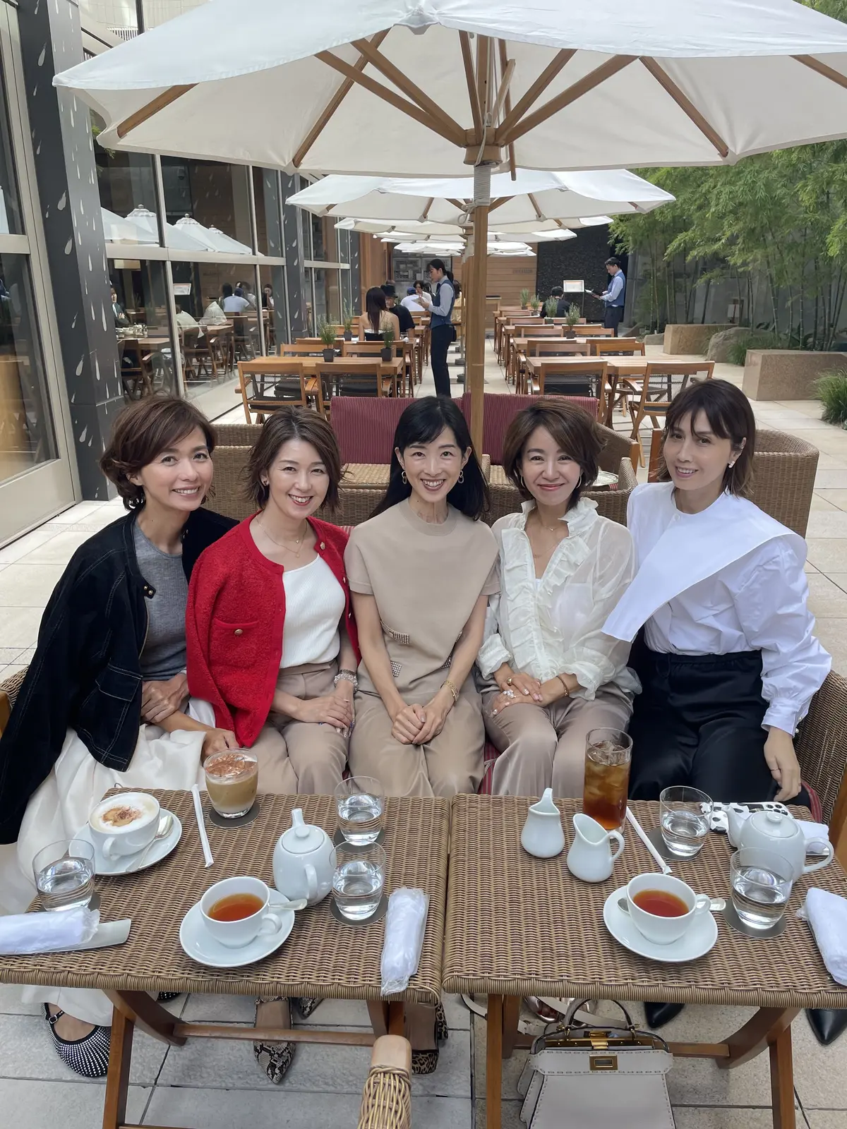 トレンドの赤をカーディガンで取り入れての画像_4