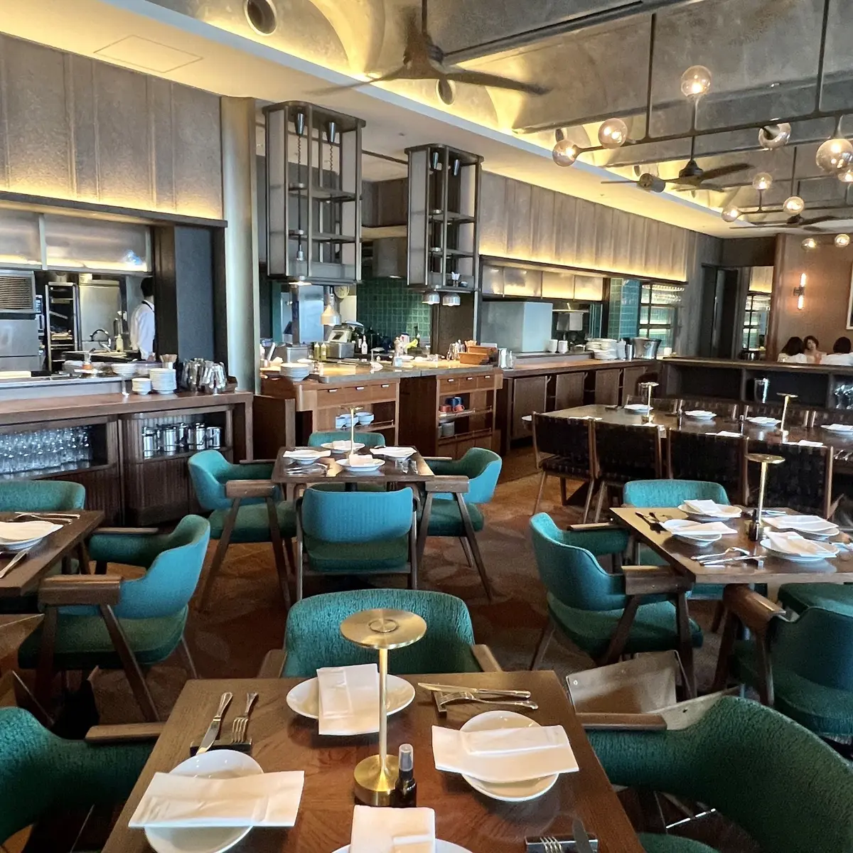 外苑前にあるカフェレストラン「THE BELCOMO」店内写真