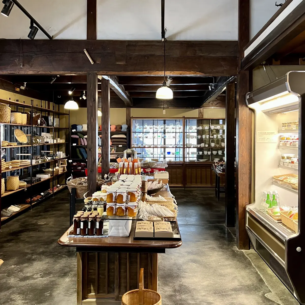 由布院のお土産屋さん「西国土産 鍵屋」店内