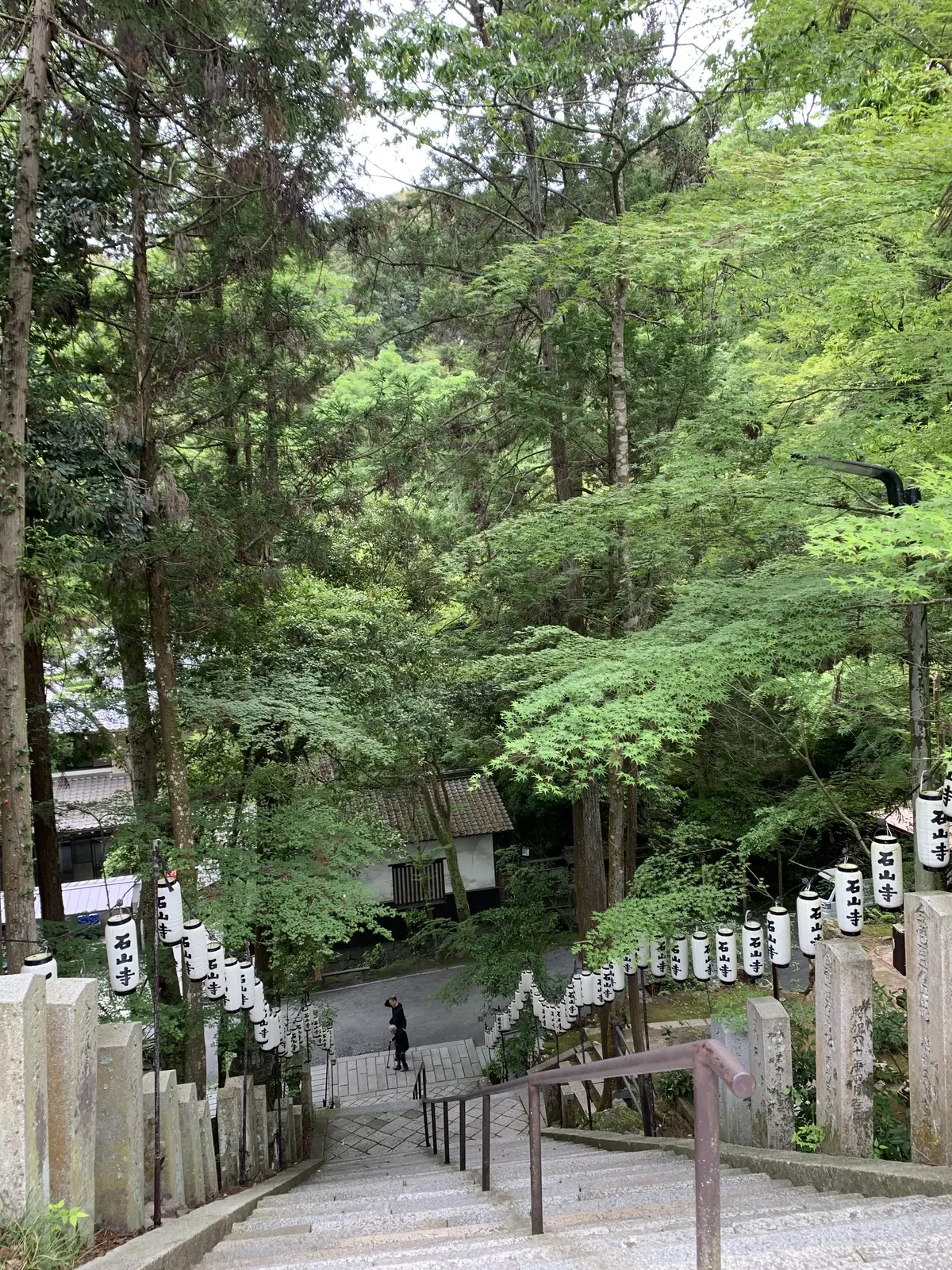 本堂に近い急な階段