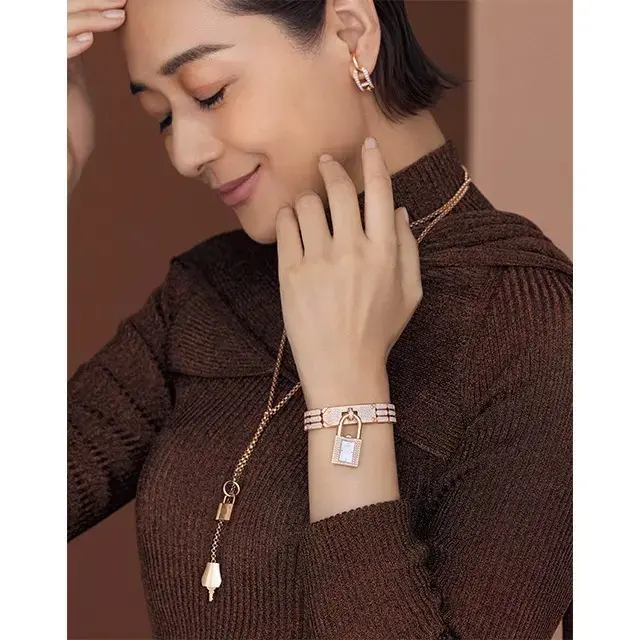 華やぎのオーラで包んでくれるピンクゴールドとダイヤモンドのリッチな輝き