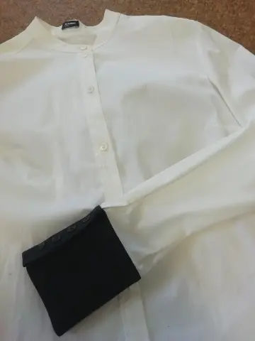 白い綿シャツのカフスだけ異素材ネイビー