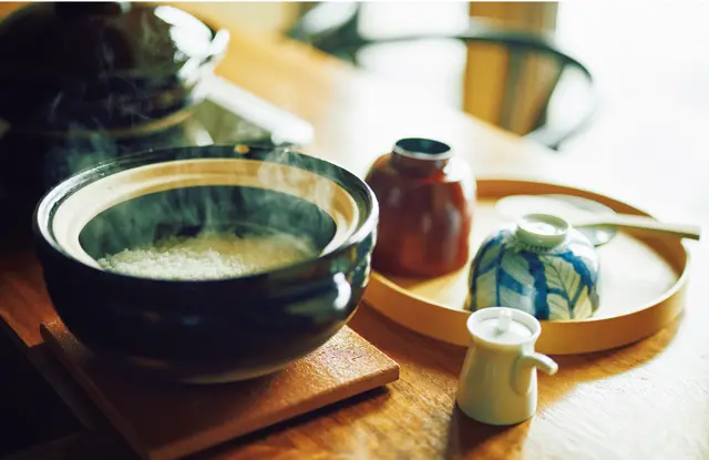 朝も夜も目の前で炊き上げる魚沼産コシヒカリが一番のごちそう