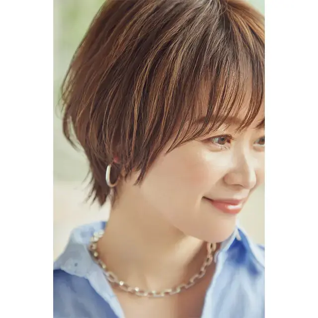 顔まわりを包み込むマッシュラインは小顔見えに効くシルエット。