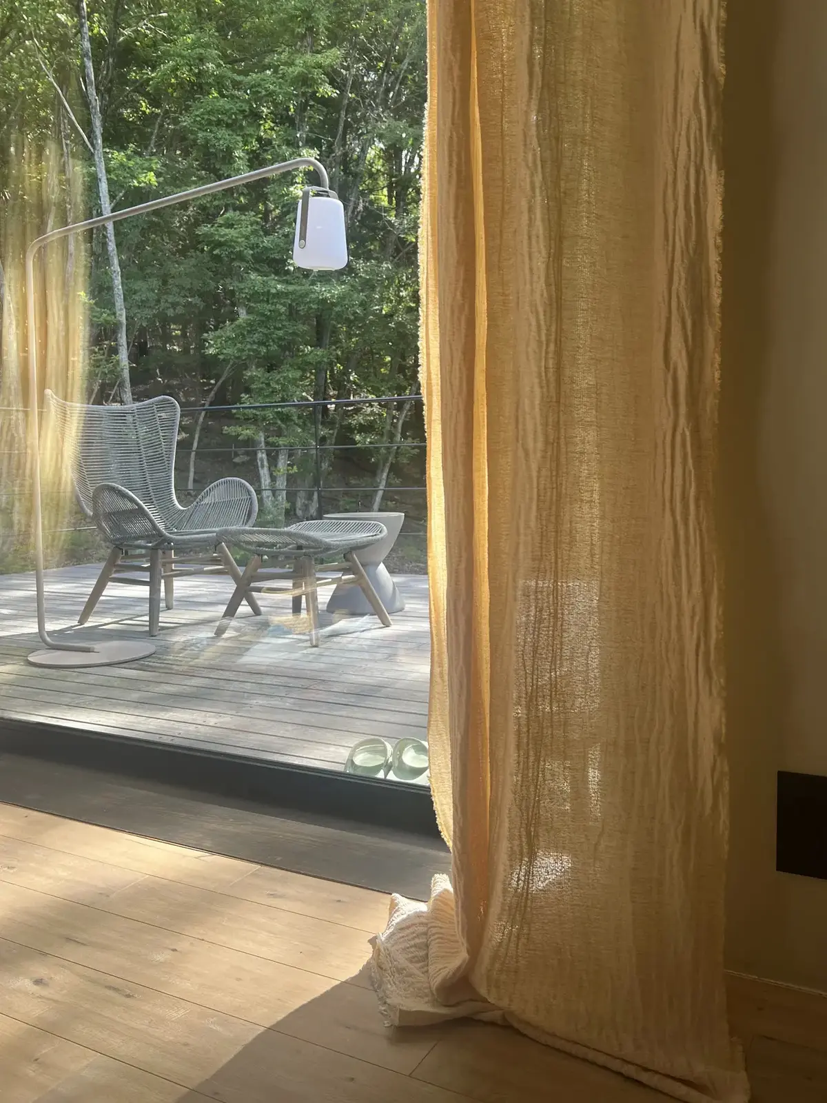 1日2組限定のワイナリーホテル「STAY366」に宿泊_1_3 森を独り占めできるテラスでは鳥のさえずりを聞きながらリラックスした時間を過ごせます。