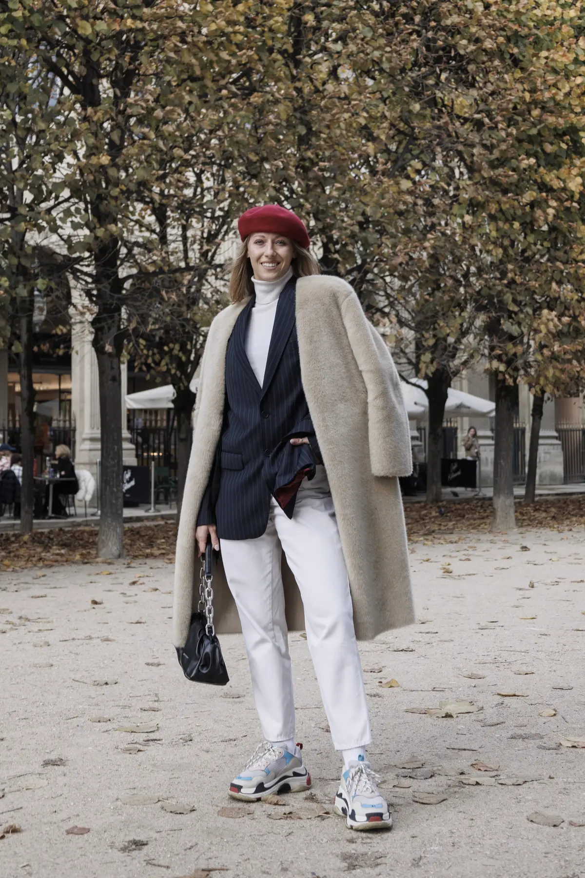 ファッションスナップ　スニーカー　バレンシアガ　白パンツ　コート