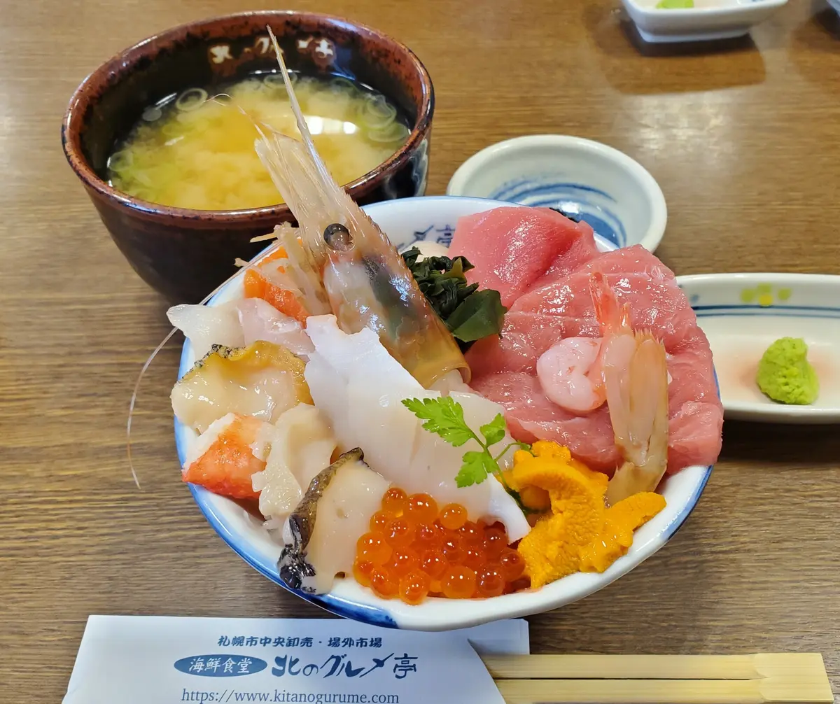 市場の海鮮丼は迫力満点！