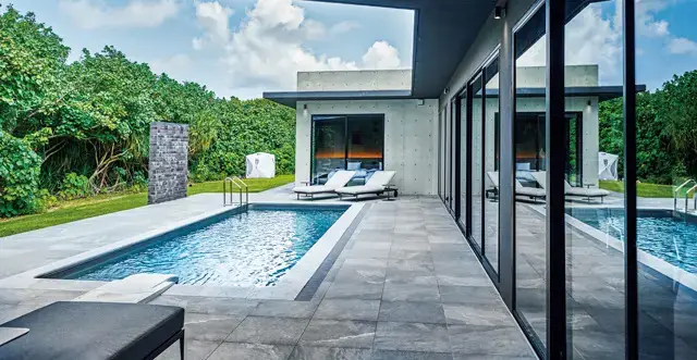 石垣島でも有数の美しさを誇る米原ビーチから徒歩わずか30秒の距離に位置している。プライベートプールでは、誰にも干渉されない自由で開放されたひと時を過ごせそう