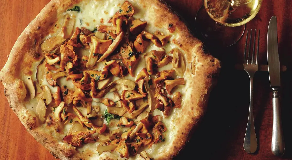 「ジロールと松茸のピッツァ」